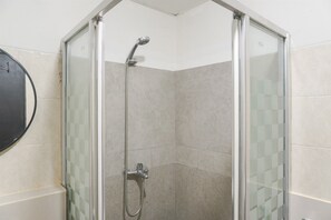 Apartment | Badezimmer | Dusche, Handtücher, Seife, Shampoo