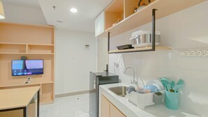 Apartment | Private kitchen | Fridge, stovetop - Cozy And Well Designed 2Br Tokyo Riverside Pik 2 Apartment (Teluknaga)