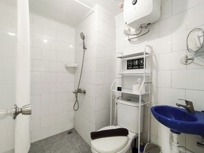 Apartment | Bathroom - Spaicous 1Br With City View At Grand Asia Afrika Apartment (Bandung)
