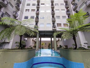 Outdoor pool - Spaicous 1Br With City View At Grand Asia Afrika Apartment (Bandung)