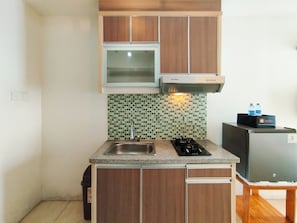 Studio | Private kitchen | Mini-fridge, stovetop - Nice And Strategic Studio Room At Tamansari Panoramic (Bandung)