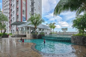 Outdoor pool - Compact 2Br At Apartemen Vida View Makassar (Makassar)