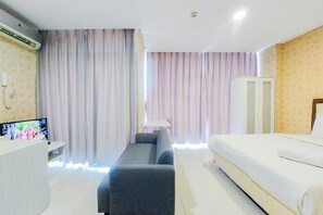 Studio | Free WiFi - Compact And Homey Studio At Brooklyn Alam Sutera Apartment (South Tangerang)