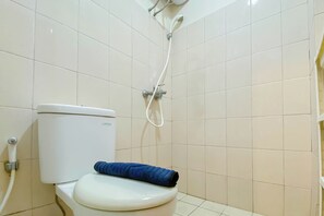 Studio | Badezimmer | Dusche, Handtücher, Seife, Shampoo