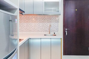 Studiolejlighed | Privat køkken | Køleskab, kogeplade