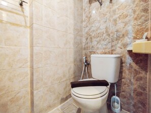 Studio | Badezimmer | Dusche, Handtücher, Seife, Shampoo