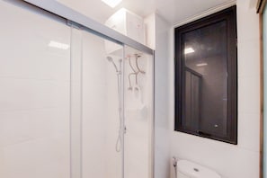 Apartamento | Banheiro | Chuveiro, toalhas de banho, sabonete, shampoo