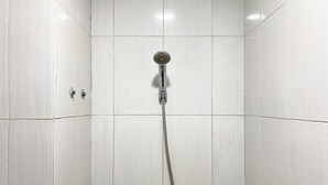 Studio | Phòng tắm | Buồng tắm vòi sen, khăn tắm, xà phòng, dầu gội 