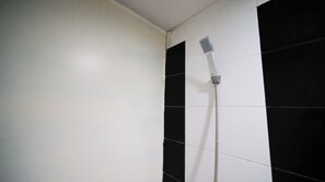 Studiolejlighed | Badeværelse | Bruser, håndklæder, Sæbe, Shampoo
