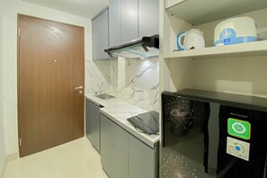 Estudio | Cocina privada | Frigorífico y placa de cocina