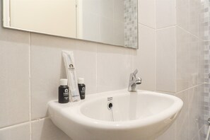 Studiolejlighed | Badeværelse | Bruser, håndklæder, Sæbe, Shampoo