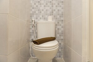 Studio | Bathroom | Shower, towels, soap, shampoo