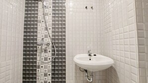 Studio | Badkamer | Een douche, handdoeken, zeep, shampoo