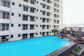 Outdoor pool - Simply Look Studio Apartment At Mansyur Residence (Medan)