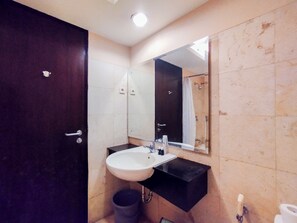 Apartamento | Banheiro | Chuveiro, toalhas de banho, sabonete, shampoo