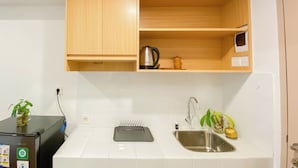 Studio | Private kitchen | Full-size fridge, stovetop - Warm And Minimalist Studio Tokyo Riverside Pik 2 Apartment (Teluknaga)