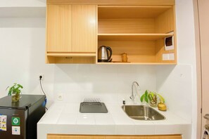 Studio | Private kitchen | Full-size fridge, stovetop - Warm And Minimalist Studio Tokyo Riverside Pik 2 Apartment (Teluknaga)