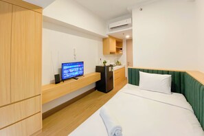 Studio - Warm And Minimalist Studio Tokyo Riverside Pik 2 Apartment (Teluknaga)