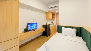 Studio | WiFi (free) - Warm And Minimalist Studio Tokyo Riverside Pik 2 Apartment (Teluknaga)