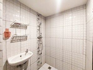 Studio | Badezimmer | Dusche, Handtücher, Seife, Shampoo