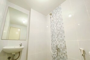 Apartamento | Banheiro | Chuveiro, toalhas de banho, sabonete, shampoo