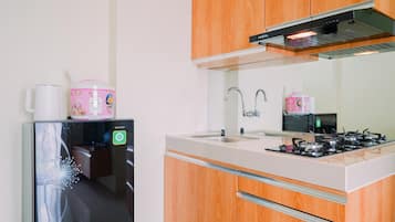 Departamento | Cocina privada | Refrigerador con congelador, parrilla de estufa y tetera eléctrica