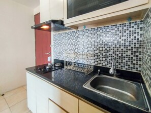 Appartement | Privékeuken | Een koelkast met diepvriezer, een kookplaat