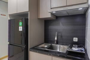 Refrigerador con freezer, placa de cocina, tetera/pava eléctrica