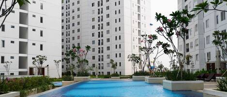 Una piscina al aire libre