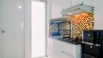 Apartamento | Cozinha privada | Geladeira grande, cooktop