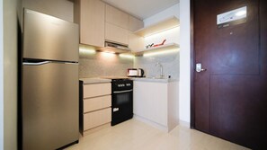 Private kitchen - Modern And Comfy Studio At Grand Sungkono Lagoon Apartment (Surabaya)