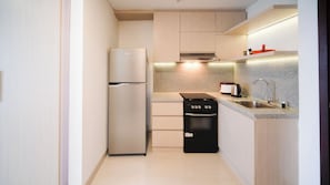 Studio | Cuisine privée | Réfrigérateur grande capacité avec congélateur, surface de cuisson