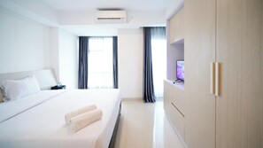 Studio | Free WiFi - Modern And Comfy Studio At Grand Sungkono Lagoon Apartment (Surabaya)