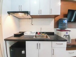 Studio | Private kitchen | Full-size fridge, stovetop