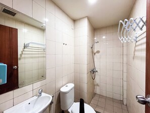 Bathroom - Spacious Studio Room At Vida View Makassar Apartment (Makassar)