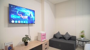 Studio | Desk, free WiFi, bed sheets - Spacious And Homey Studio At Cleon Park Apartment (Jakarta)