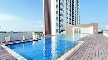 Una piscina al aire libre