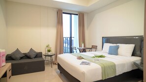 Desk, free WiFi, bed sheets - Spacious And Homey Studio At Cleon Park Apartment (Jakarta)