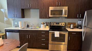 Een koelkast, een microgolfoven, een oven, een kookplaat