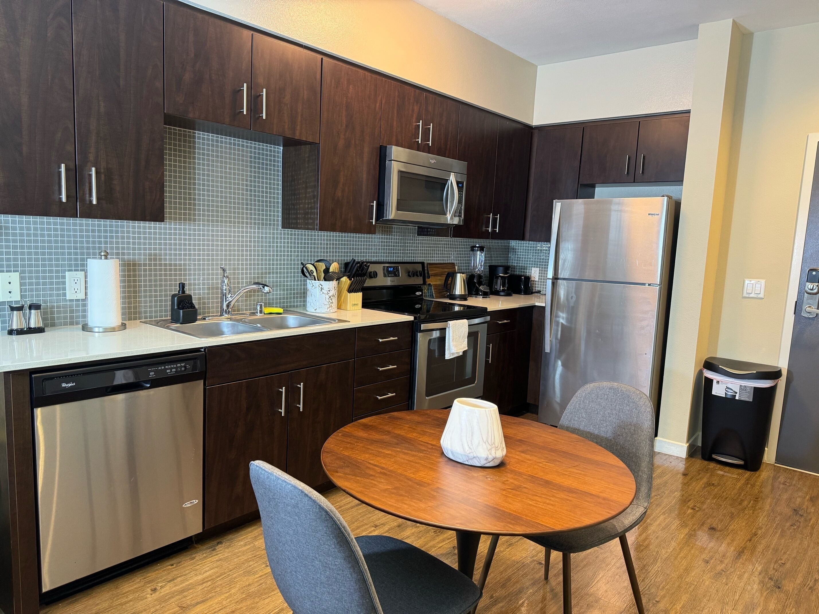 Geladeira, micro-ondas, fogão, cooktop