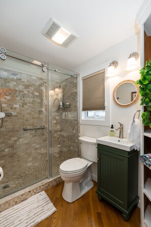 Dusche, Haartrockner, Handtücher, Seife