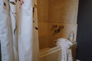 Doccia, asciugamani, sapone, shampoo