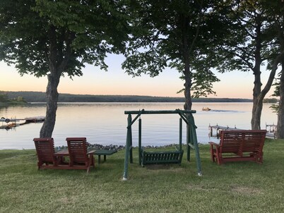  3 bedrooms Cozy Cabin on Westport Ontario, Family and pet friendly !