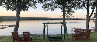 3 bedrooms Cozy Cabin on Westport Ontario, Family and pet friendly !