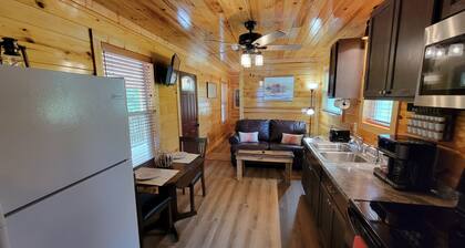 Cozy Cove. A cozy one bedroom tiny home.