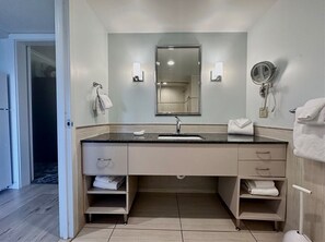 Baignoire à jets, sèche-cheveux, serviettes fournies, savon