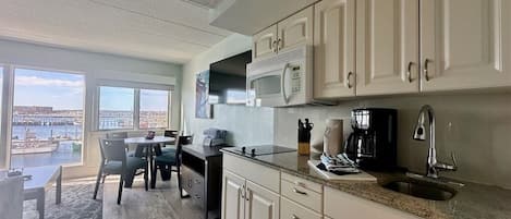 Refrigerador, microondas, placa de cocina, lavavajillas