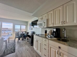 Fridge, microwave, stovetop, dishwasher - 365° Views Of Newport Harbor (Newport)