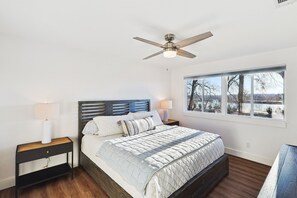 3 bedrooms, desk, WiFi, bed sheets