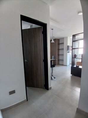 Cabezal de ducha tipo lluvia, secador de pelo, toallas, jabón